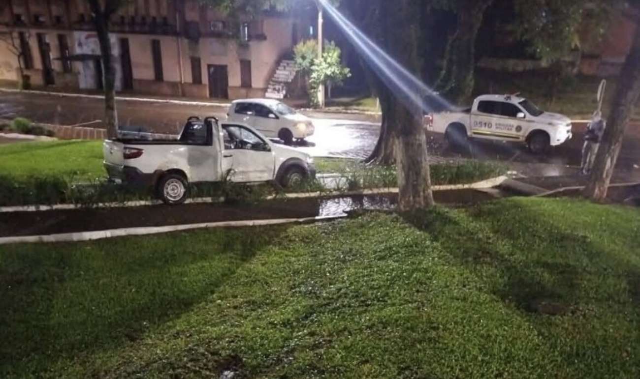 Caminhonete invade praça central de Sertão após acidente