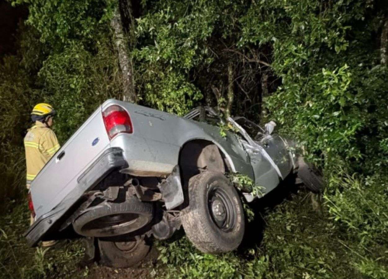 Saída de pista seguida de capotamento deixa 4 pessoas feridas na BR 285