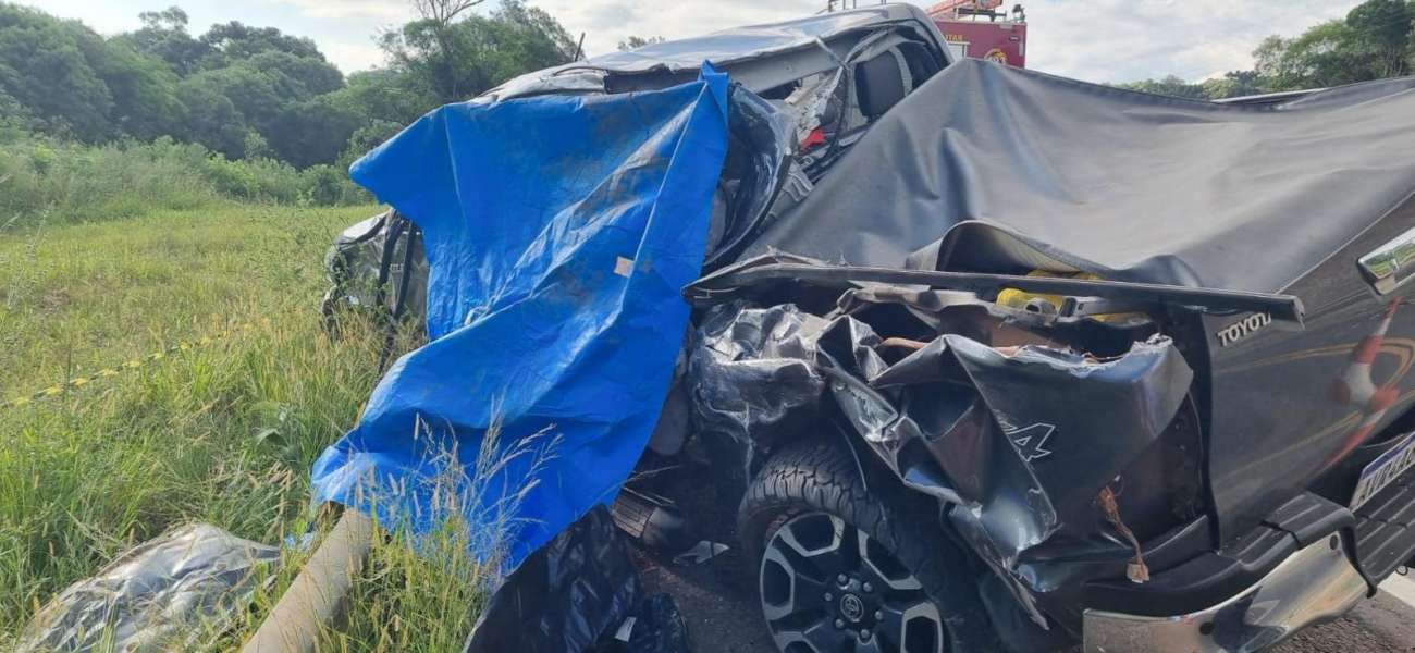 Colisão entre caminhonete e carreta deixa uma pessoa morta e três feridas