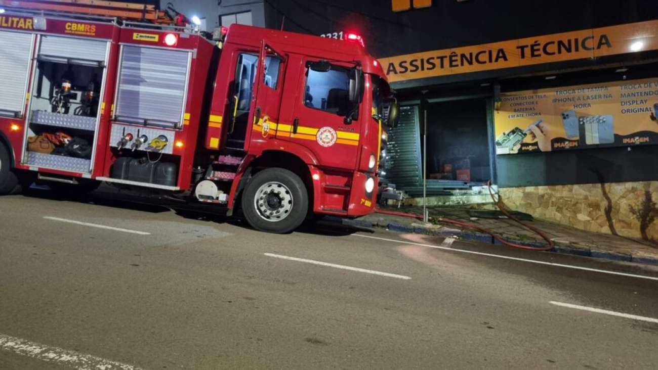 Incêndio atinge empresa de eletrônicos no centro de Passo Fundo