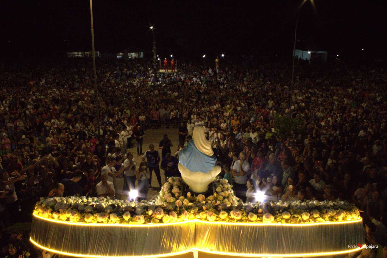 Milhares de fiéis participam da missa com procissão e coroação de Nossa Senhora, em Ibiaçá