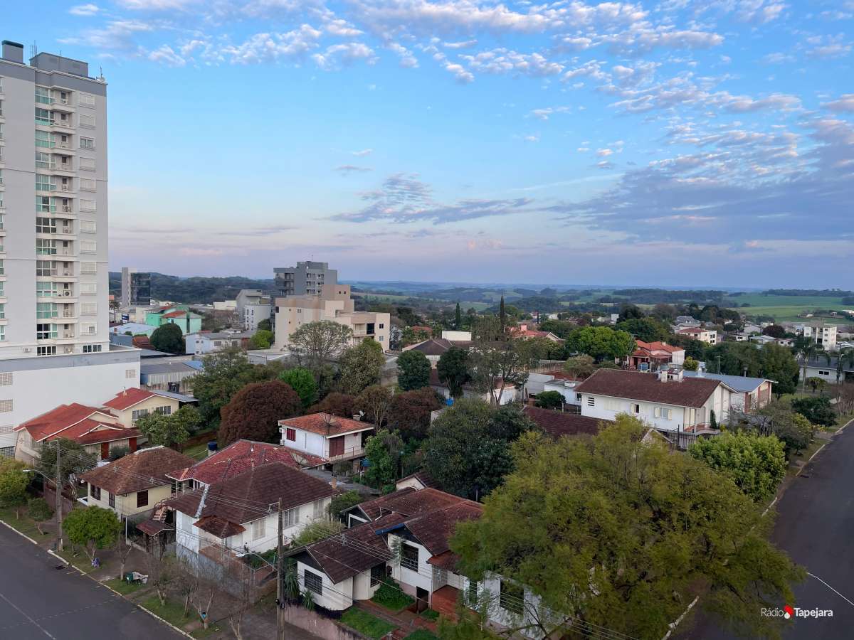 Domingo começa com sol entre nuvens e temperatura amena, em Tapejara