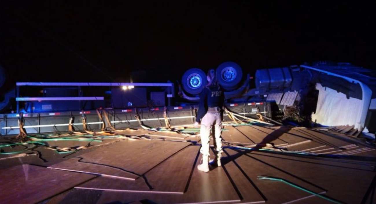 Carreta carregada de chapas de compensado tomba na BR 285, em Muitos Capões