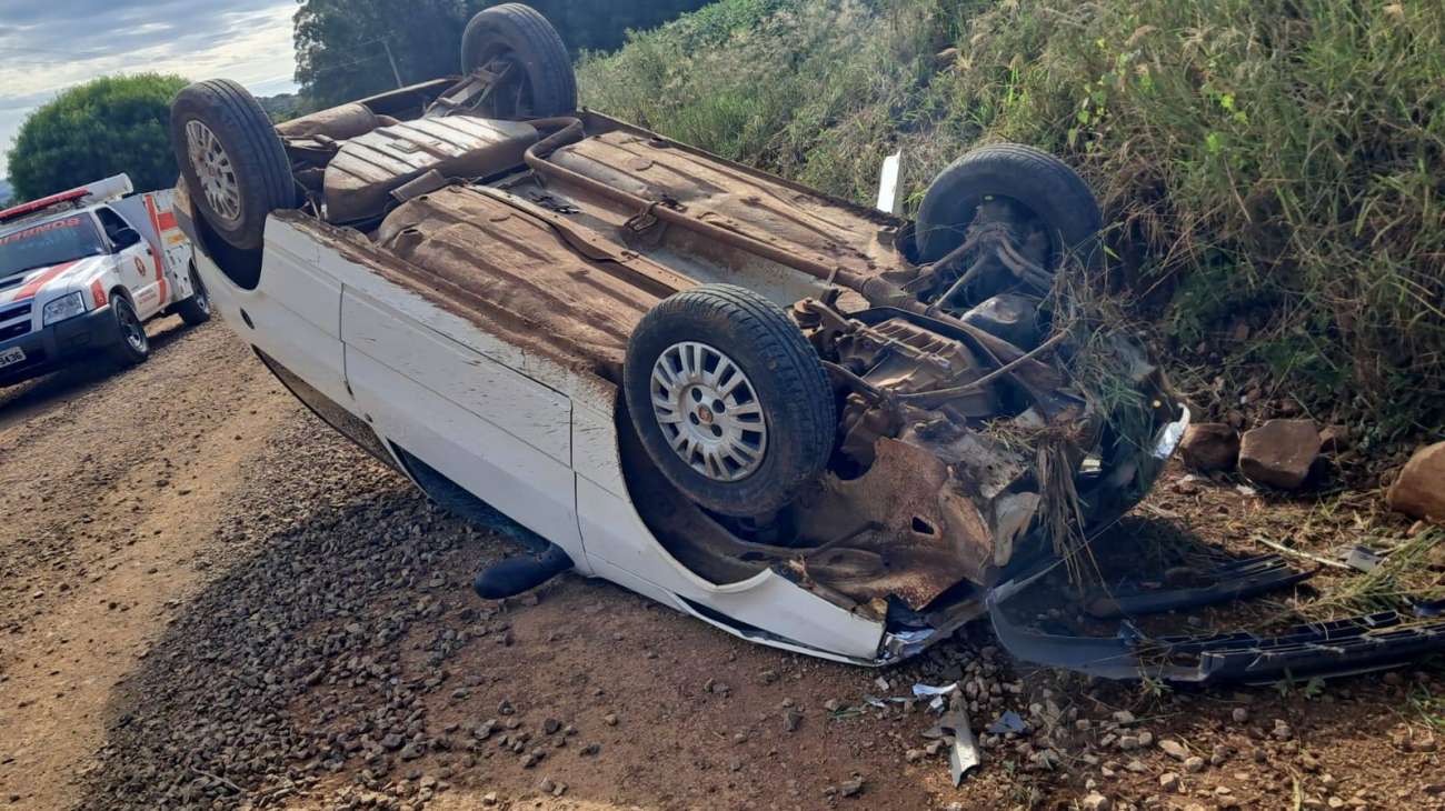 Condutor perde o controle e carro tomba no interior de Sananduva