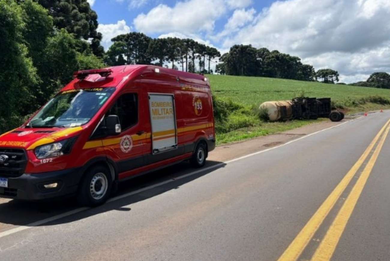 Caminhoneiro fica ferido após carreta carregada de biodiesel tombar na BR-285