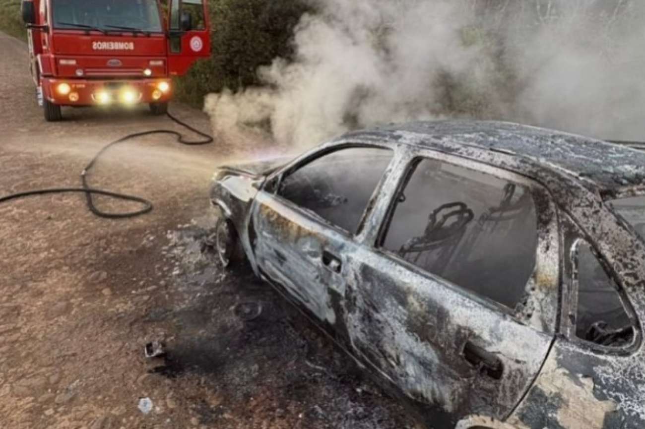Incêndio destrói veículo no interior de Lagoa Vermelha