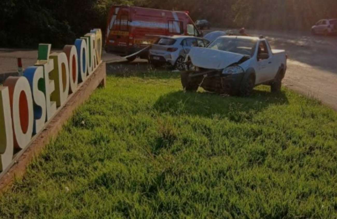Colisão entre dois veículos deixa quatro pessoas feridas em São José do Ouro