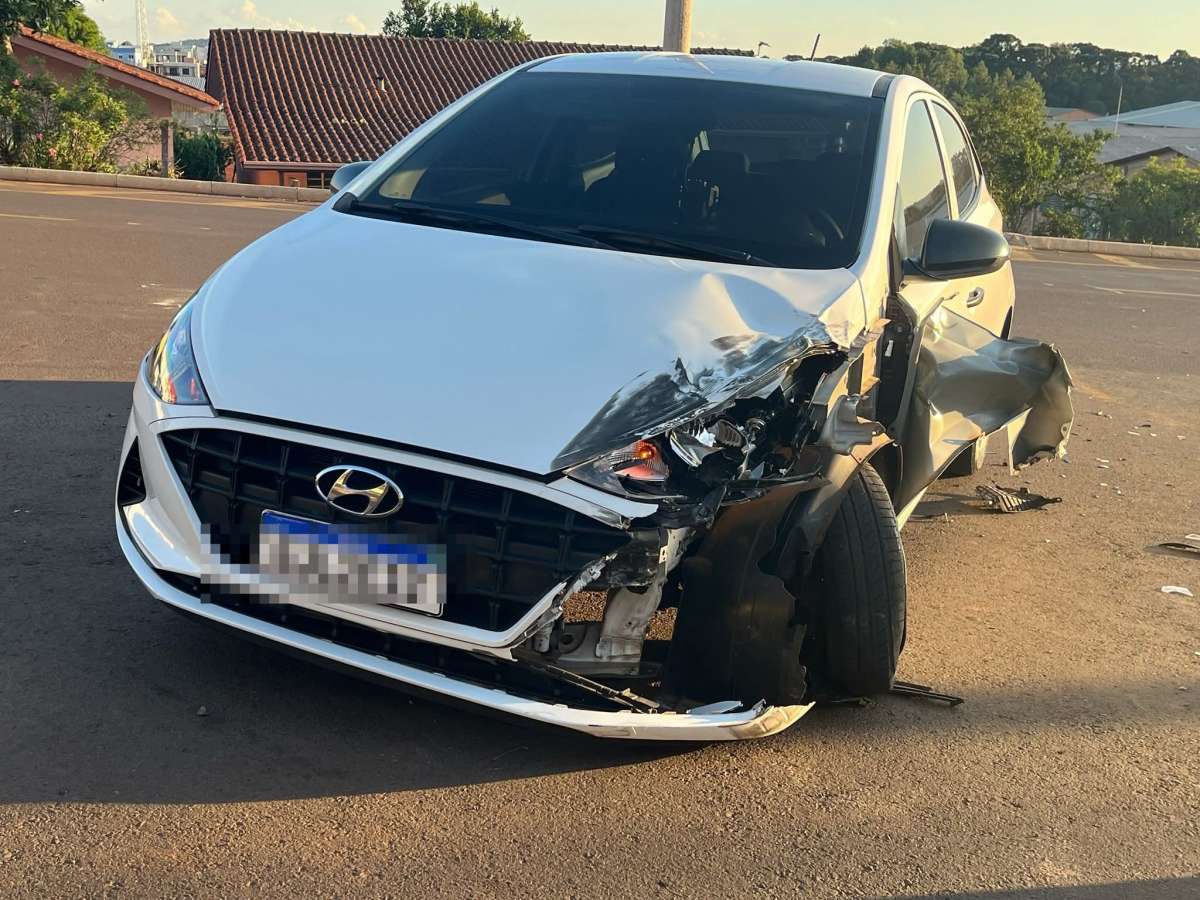 Colisão entre carro e motocicleta deixa homem ferido no bairro Redenção, em Erechim