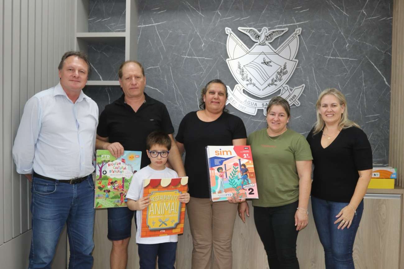 Água Santa realiza entrega de material pedagógico adaptado a estudante da rede municipal