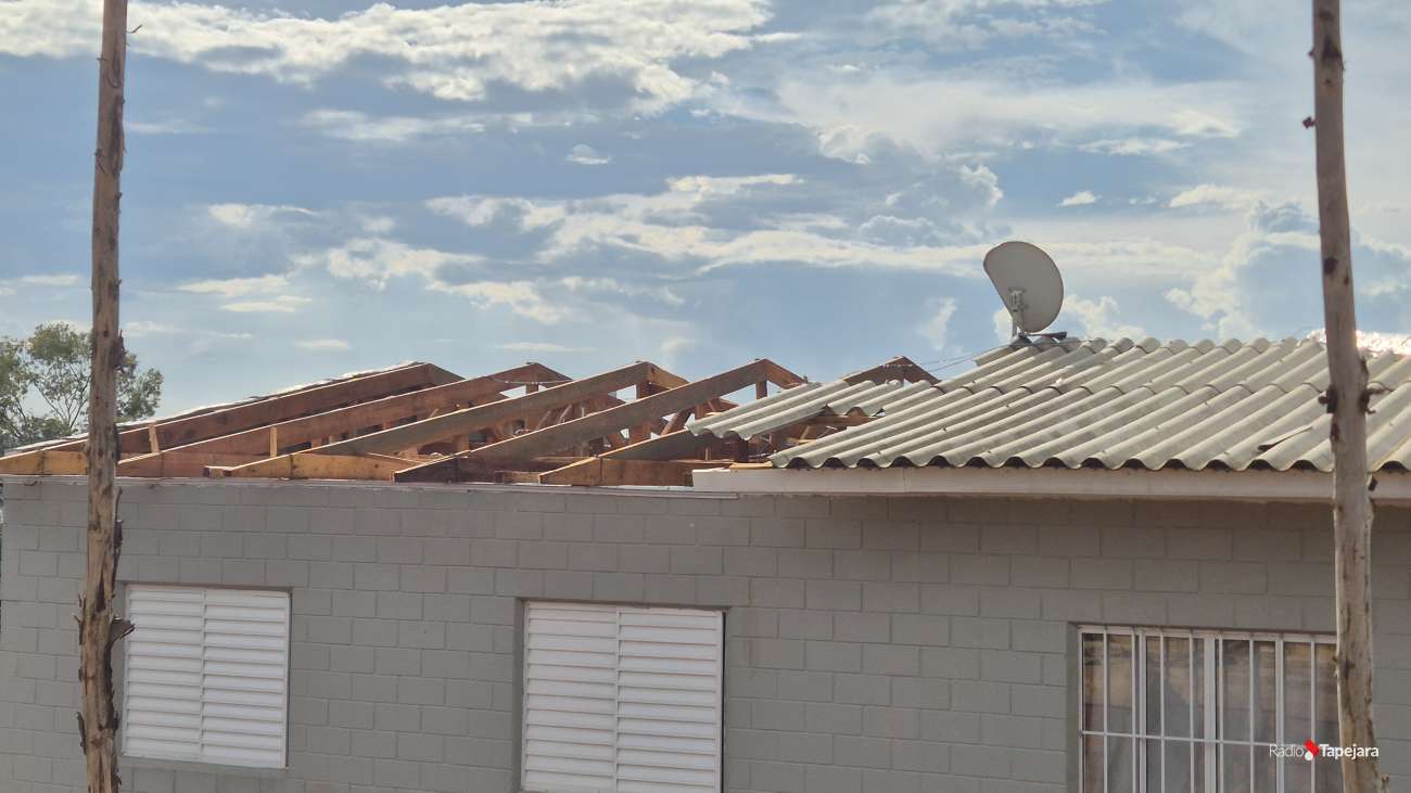 Ventania arranca parte do coberto de residência e danifica outras casas próximas, em Tapejara