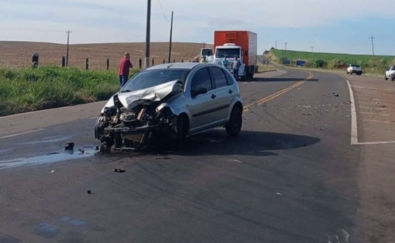 Colisão envolve carro e caminhonete em Ibiaçá