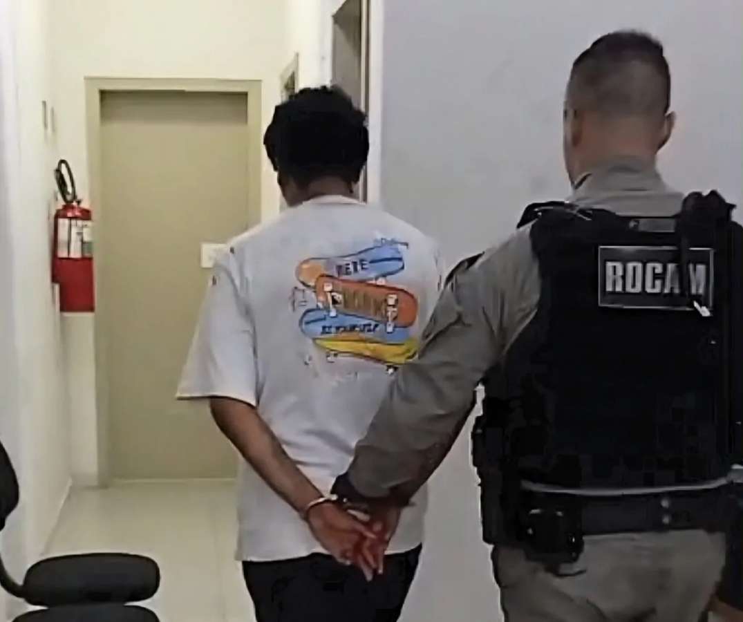 Homem é preso após agredir ex-companheira em praça pública de Passo Fundo