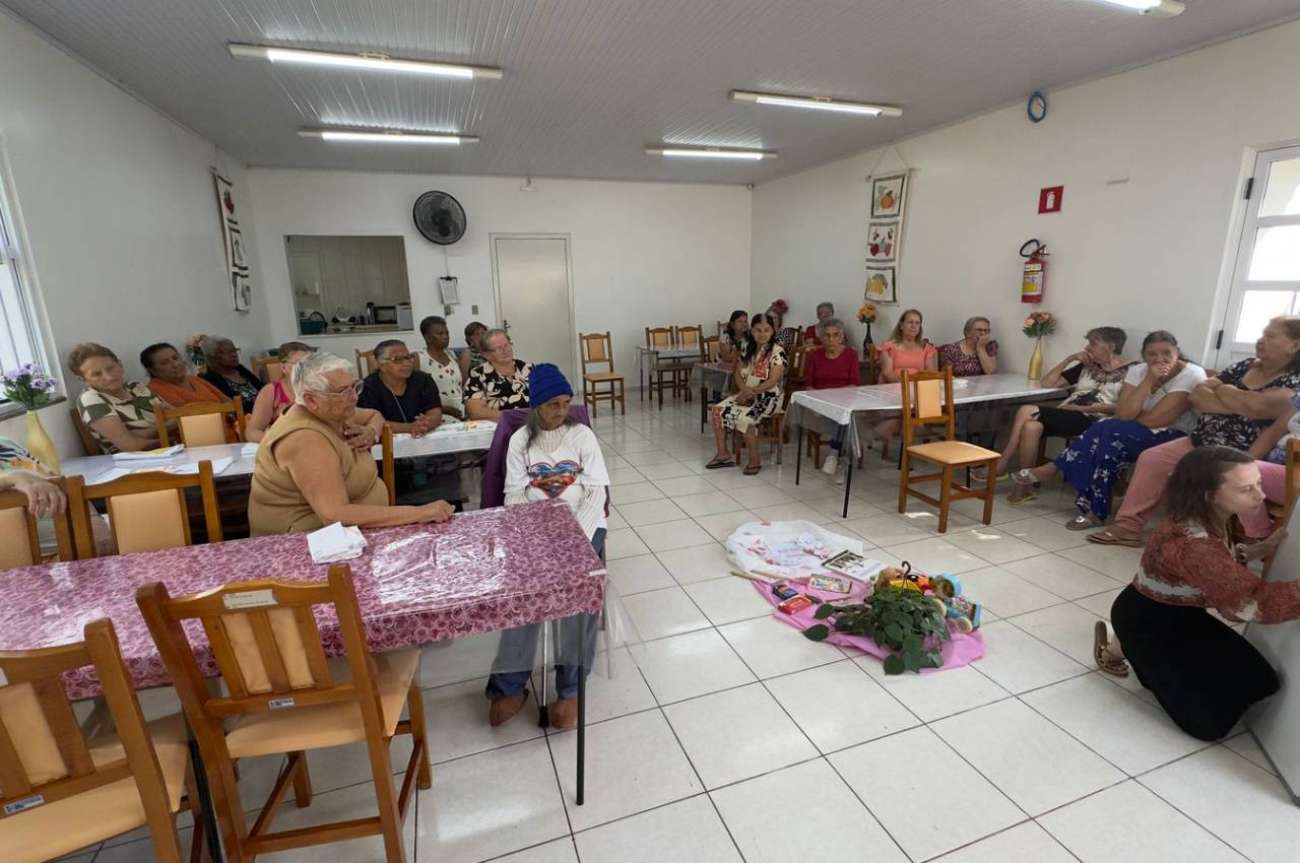 Escuta e cuidado marcam encontro com idosos na Casa de Convivência Dona Verônica