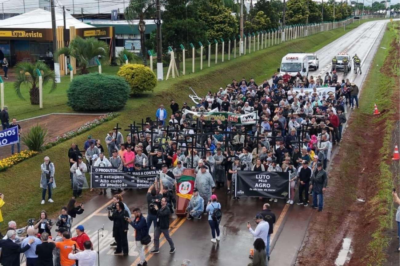 Protesto de agricultores marca abertura da Expodireto Cotrijal 2026 em Não-Me-Toque