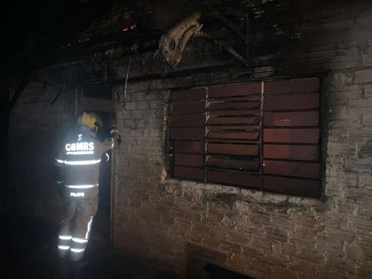 Incêndio destrói residência desabitada em Passo Fundo