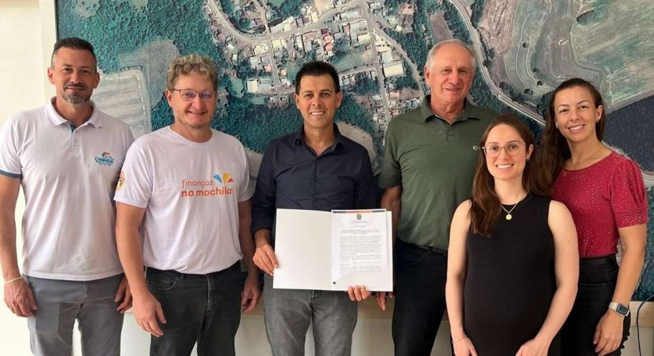 Sicredi e Prefeitura de Charrua firmam convênio para implementação do programa Finanças na Mochila