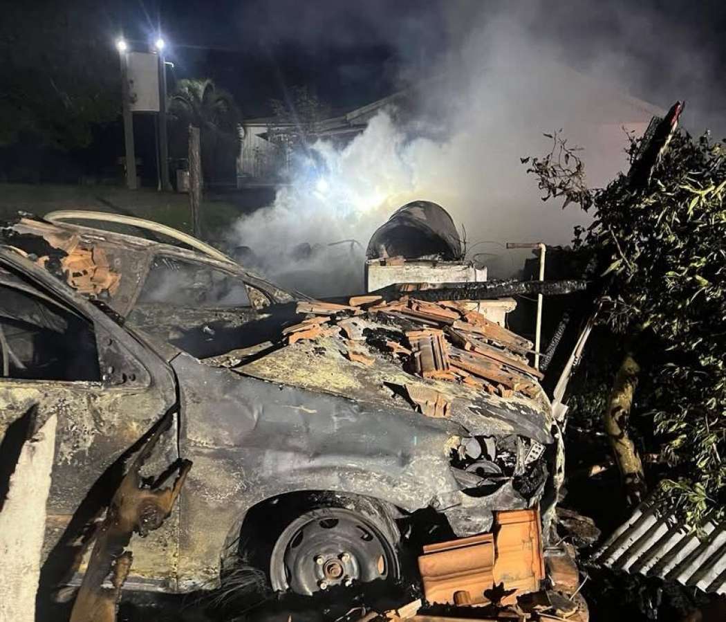 Incêndio destrói galpão e veículo no interior de Erebango