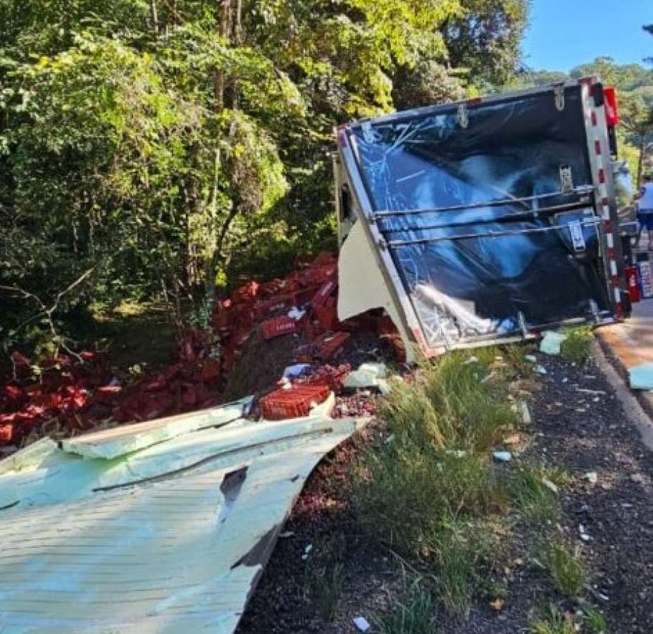 Acidente com caminhão carregado com uvas é registrado na ERS-324, no trecho entre Passo Fundo e Marau