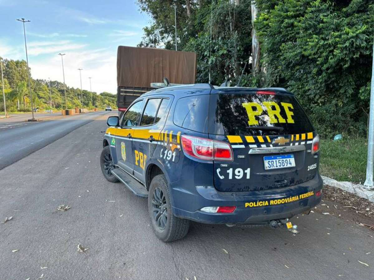 PRF flagra caminhão com 15 toneladas de excesso de peso e motorista com “rebite”
