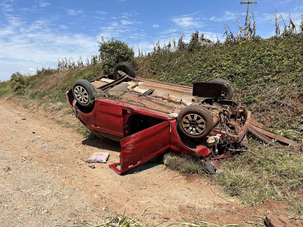 Capotamento na ERS-135 deixa casal ferido entre Estação e Sertão