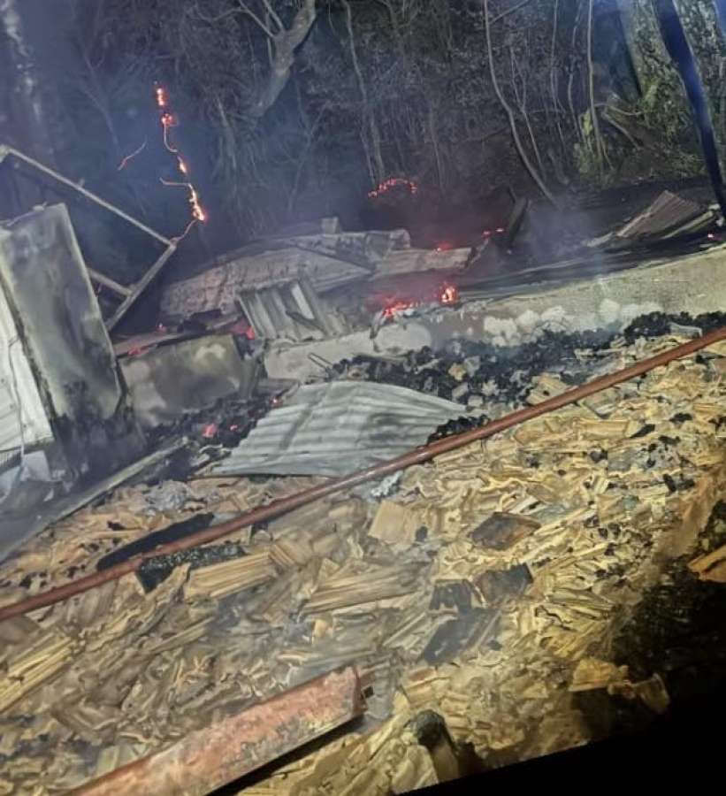 Incêndio atinge galpão no interior de Getúlio Vargas durante a madrugada