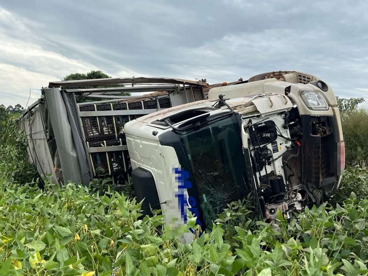 Caminhão é encontrado tombado à margem da ERS-135, em Sertão