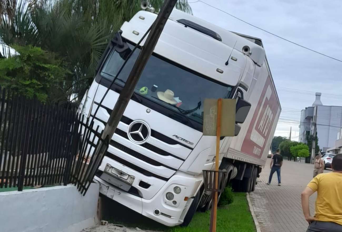 Carreta atinge muro de residência no Bairro São Paulo, em Tapejara