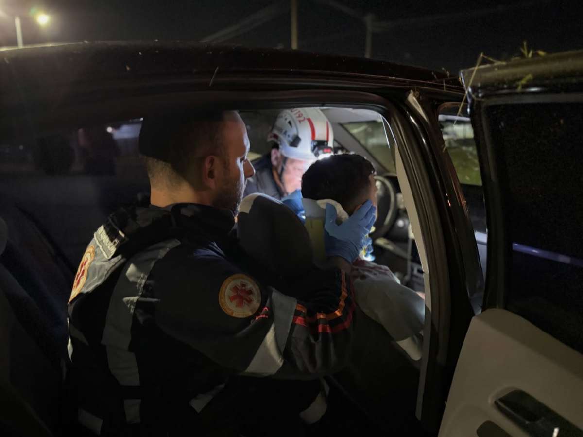 Jovem fica ferido após capotamento na ERS-324, em Passo Fundo