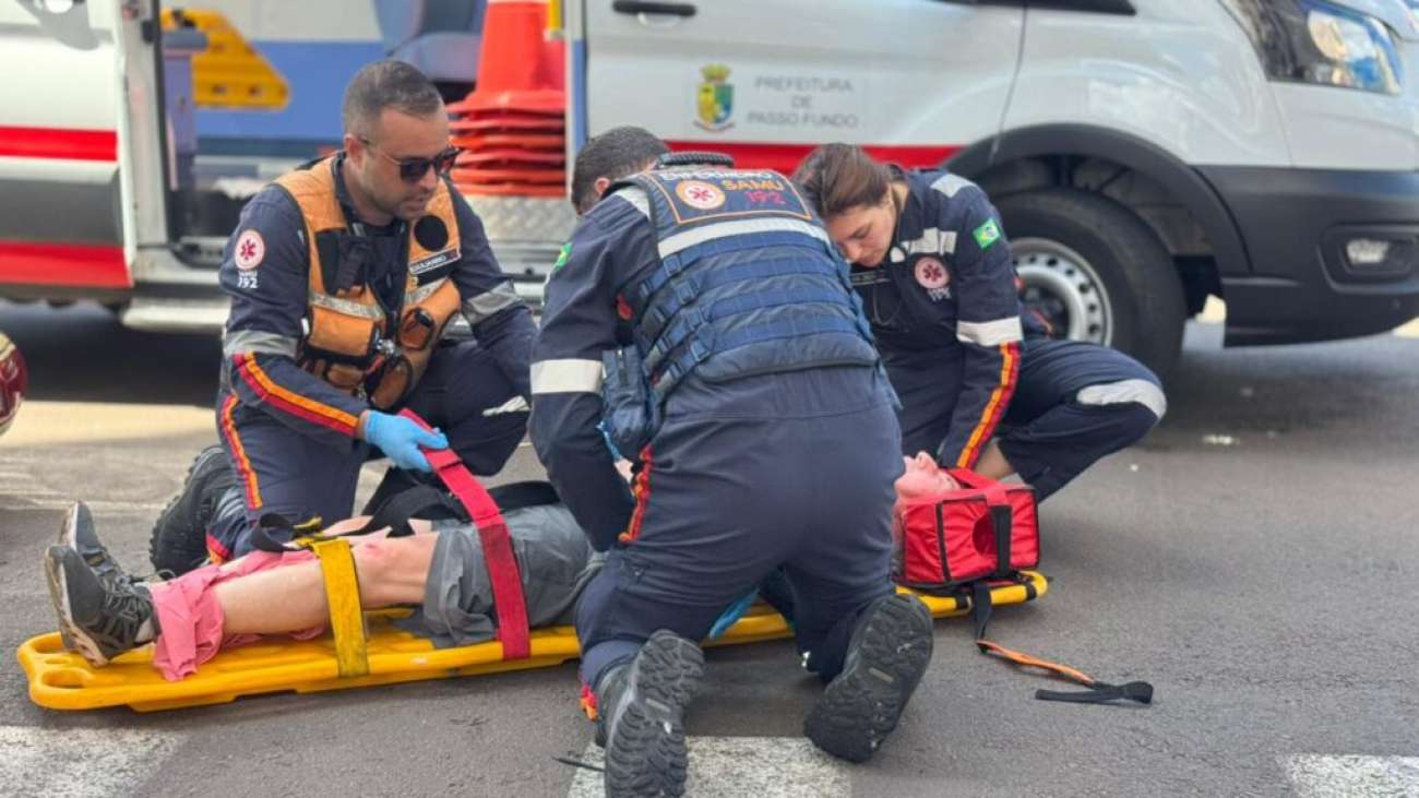 Motorista foge após provocar acidente com moto elétrica, em Passo Fundo