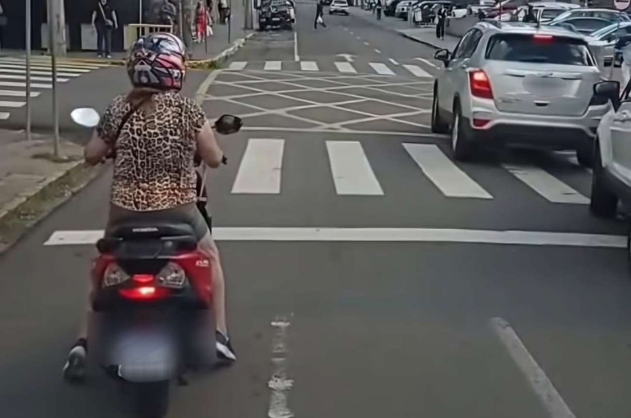 Câmera flagra motociclista bloqueando passagem de ambulância em cruzamento próximo a hospital de Passo Fundo