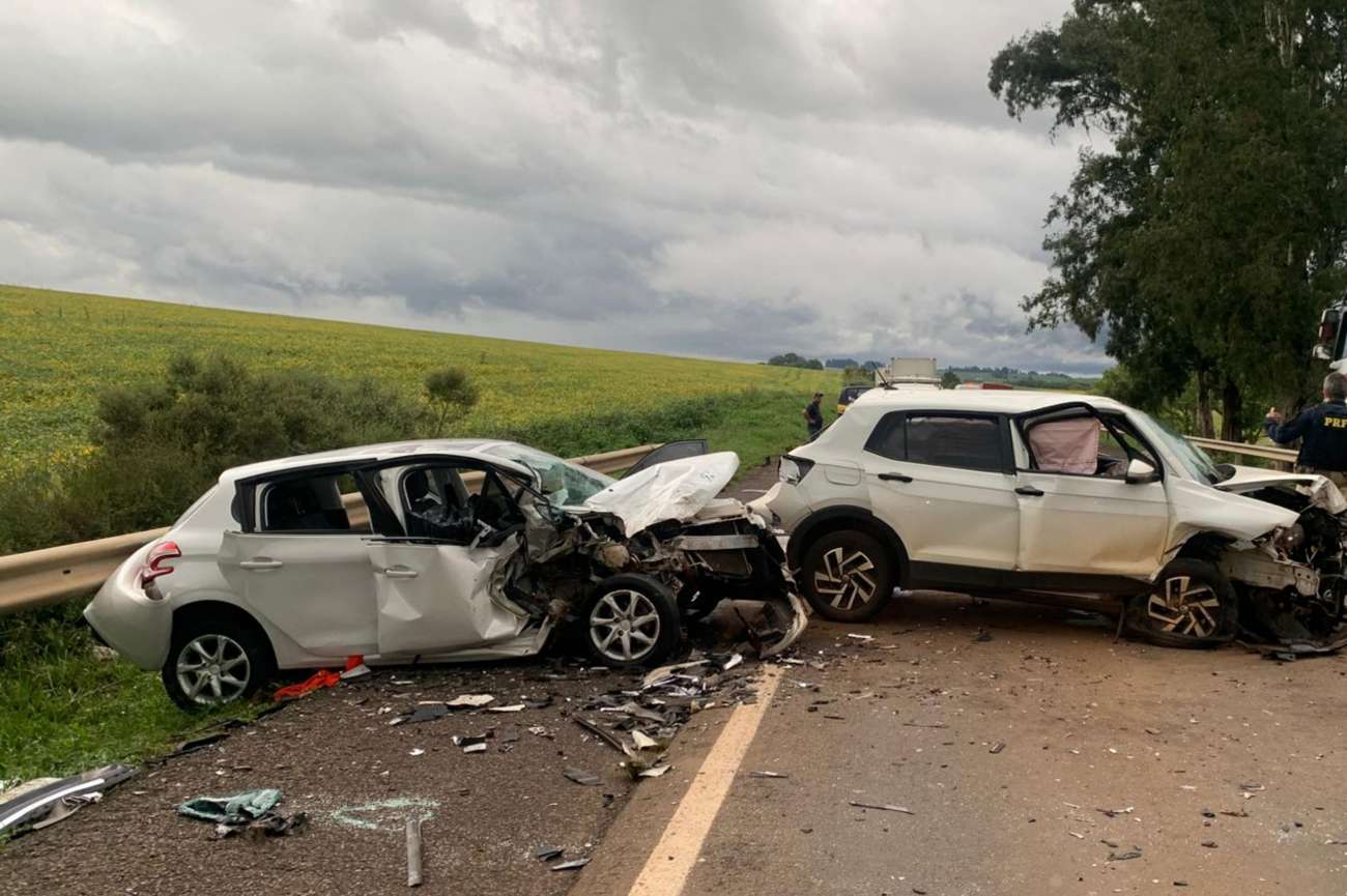 Mulher de 86 anos morre em acidente entre três veículos, em Passo Fundo