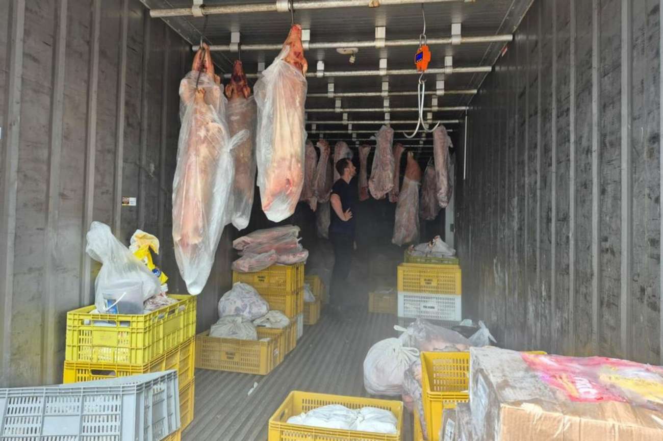 Operação apreende mais de 2 toneladas de alimentos impróprios, em Sertão