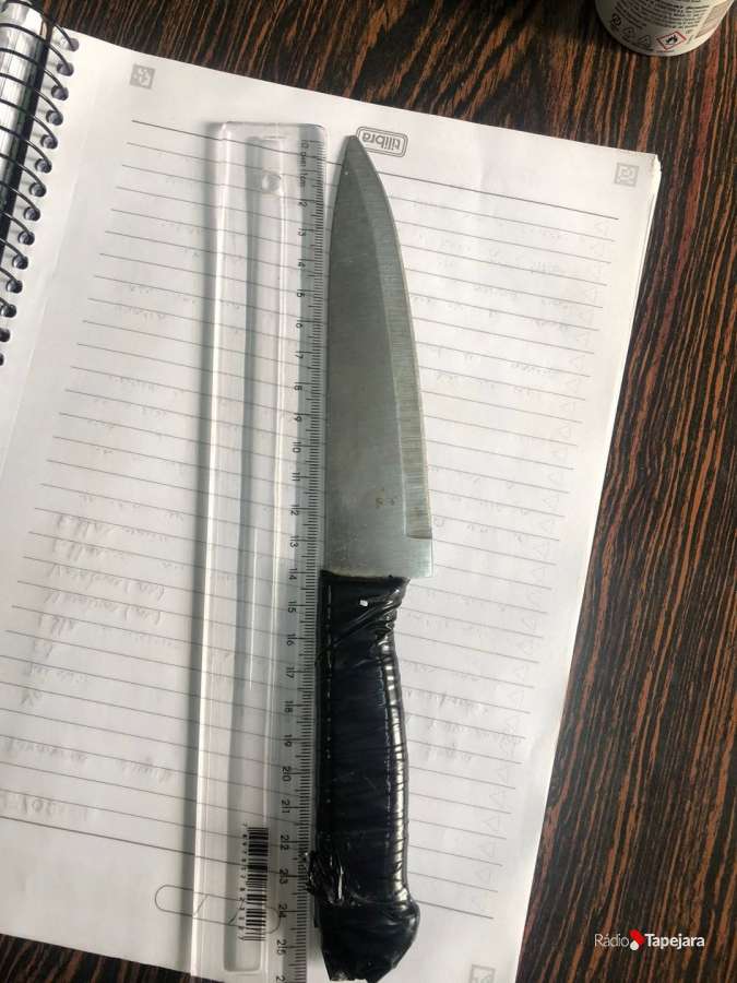 Patrulha Escolar da BM apreende adolescente portando uma faca dentro de escola em Passo Fundo