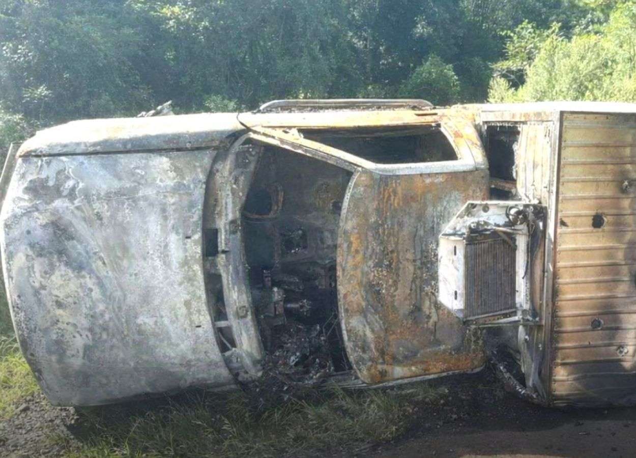 Caminhonete é consumida por incêndio após acidente na ERS-343, em Sananduva