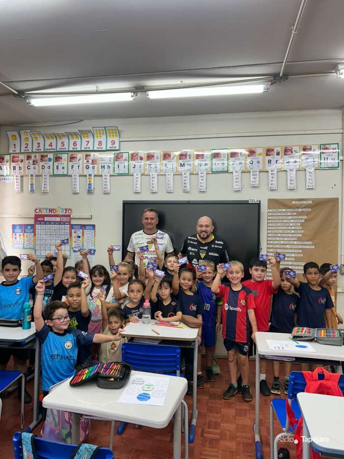 Tapejara Futsal entrega 1,5 mil carteirinhas em escolas e projeta chegar a 3 mil