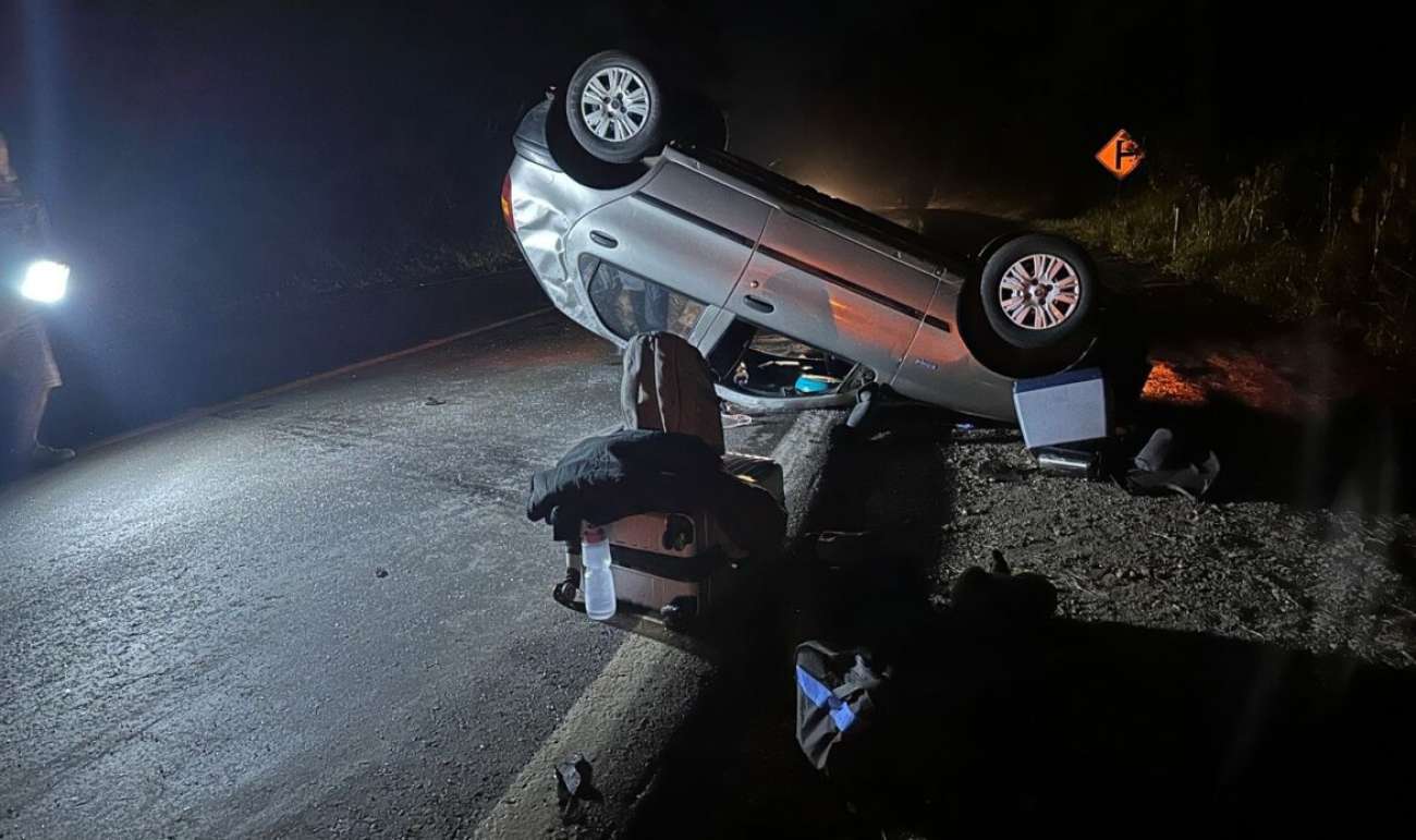 Capotamento deixa cinco venezuelanos feridos na ERS-135, em Getúlio Vargas