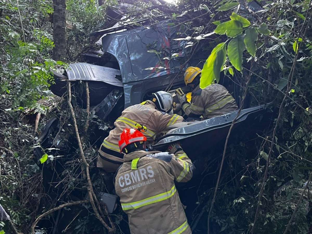 Motorista fica ferido após caminhão sair da pista na BR-285, em Panambi
