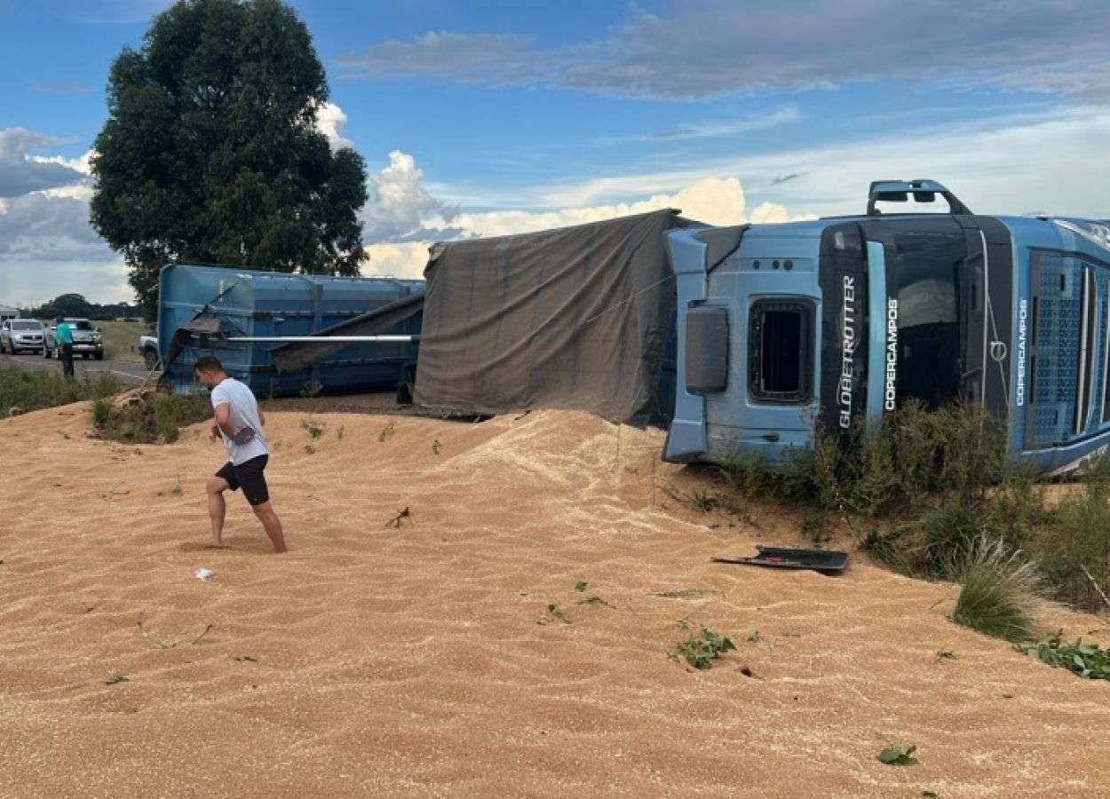 Carreta tomba e deixa motorista ferido em Capão Bonito do Sul