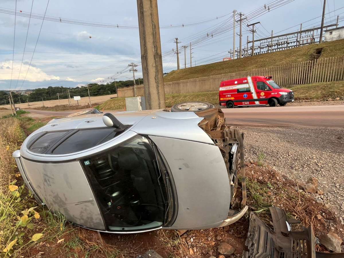 Mulher fica ferida em saída de pista seguida de tombamento na ERS-463, em Tapejara