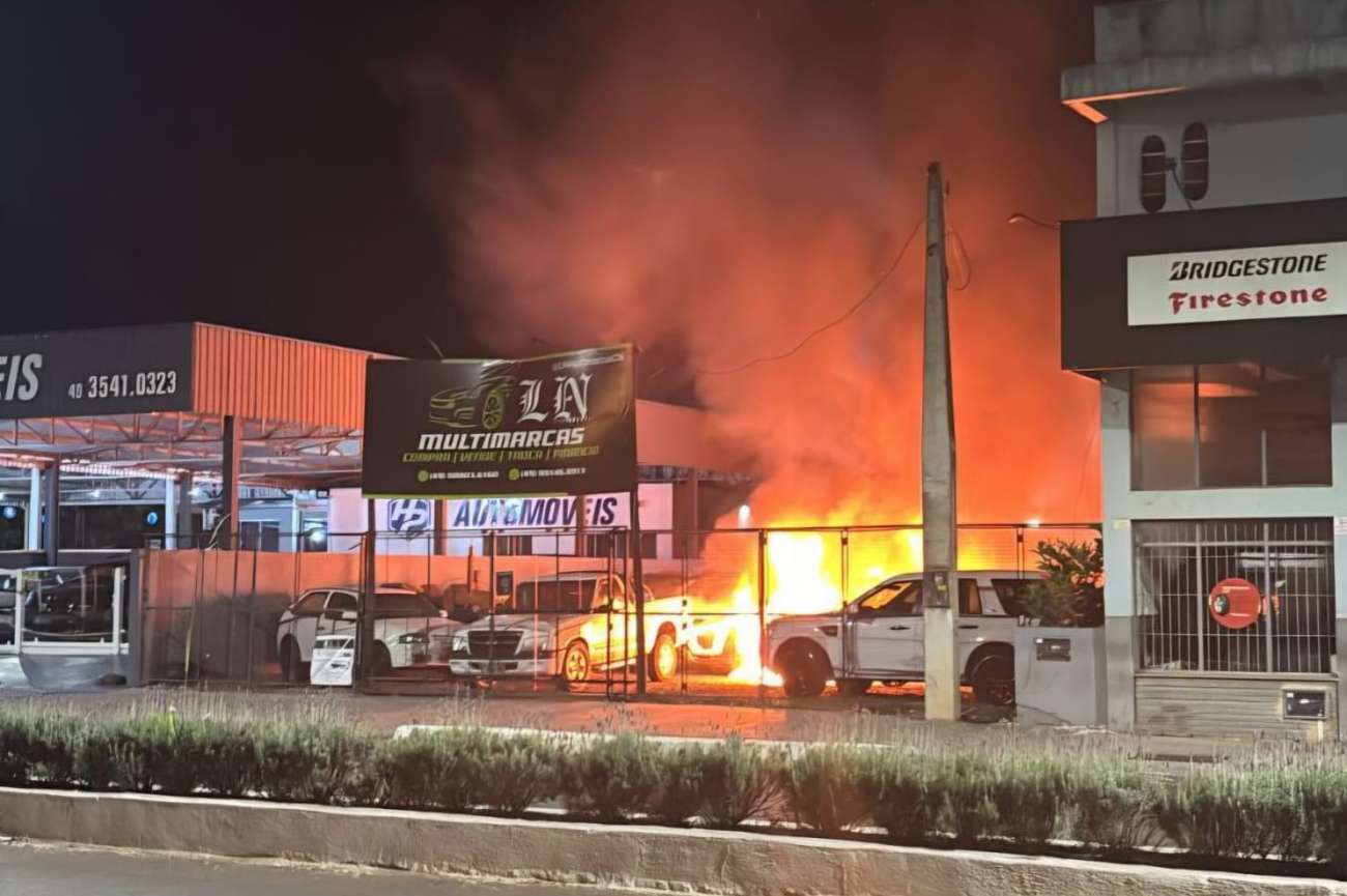 Revenda de veículos de sócio tapejarense é alvo de incêndio criminoso em Santa Catarina