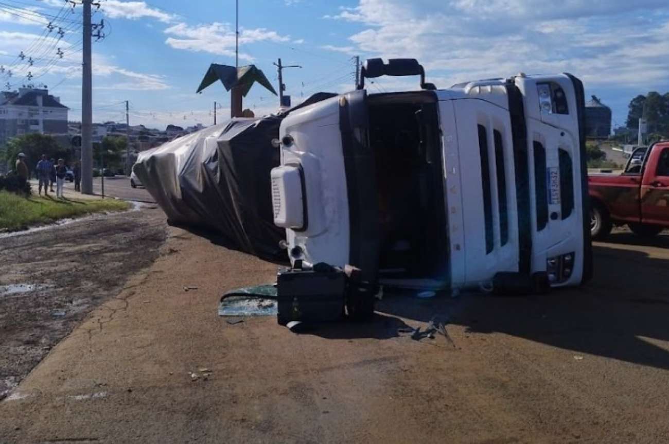 Motorista fica ferido em acidente com carreta, em Lagoa Vermelha