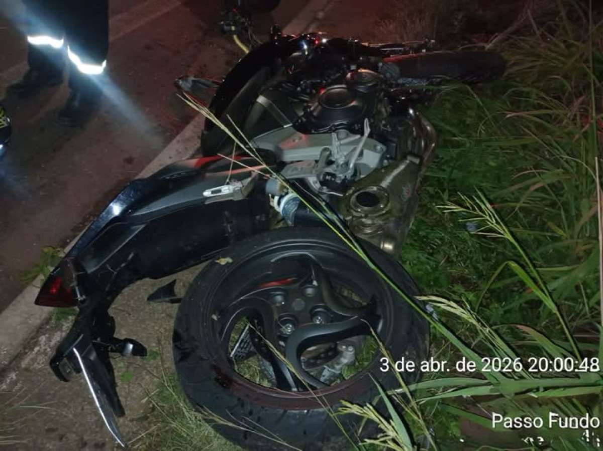 Motociclista foge da polícia, cai na BR-285 e acaba preso pela ROCAM em Passo Fundo