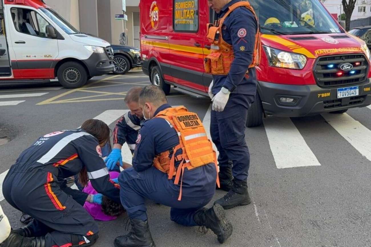 Idosa é atropelada em faixa de segurança no centro de Passo Fundo, e condutor deixa local antes da chegada da polícia