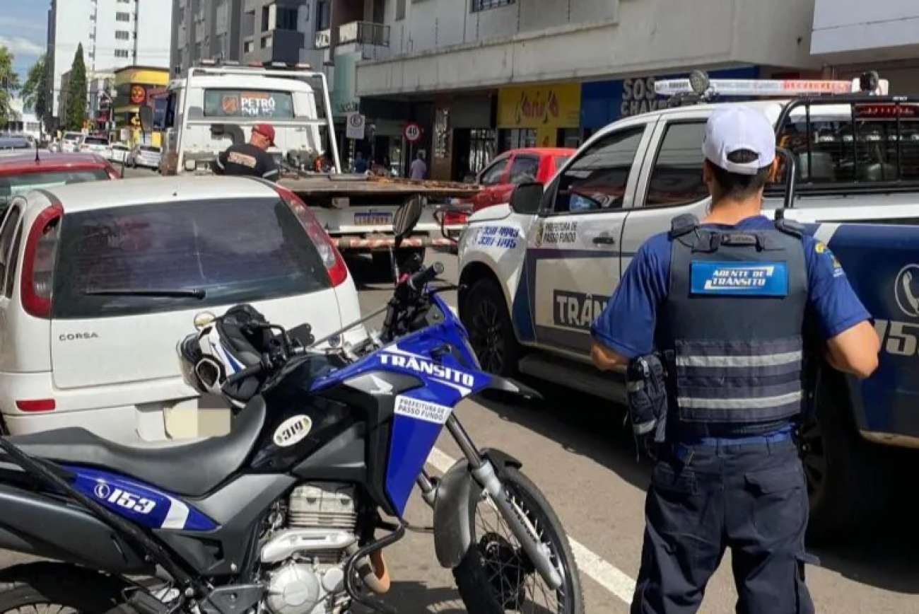 Veículo com mais de R$ 22 mil em multas é apreendido no Centro de Passo Fundo