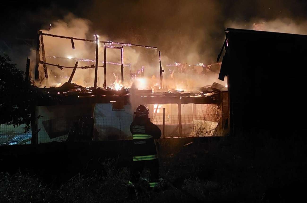 Incêndio destrói residência desocupada, em Machadinho