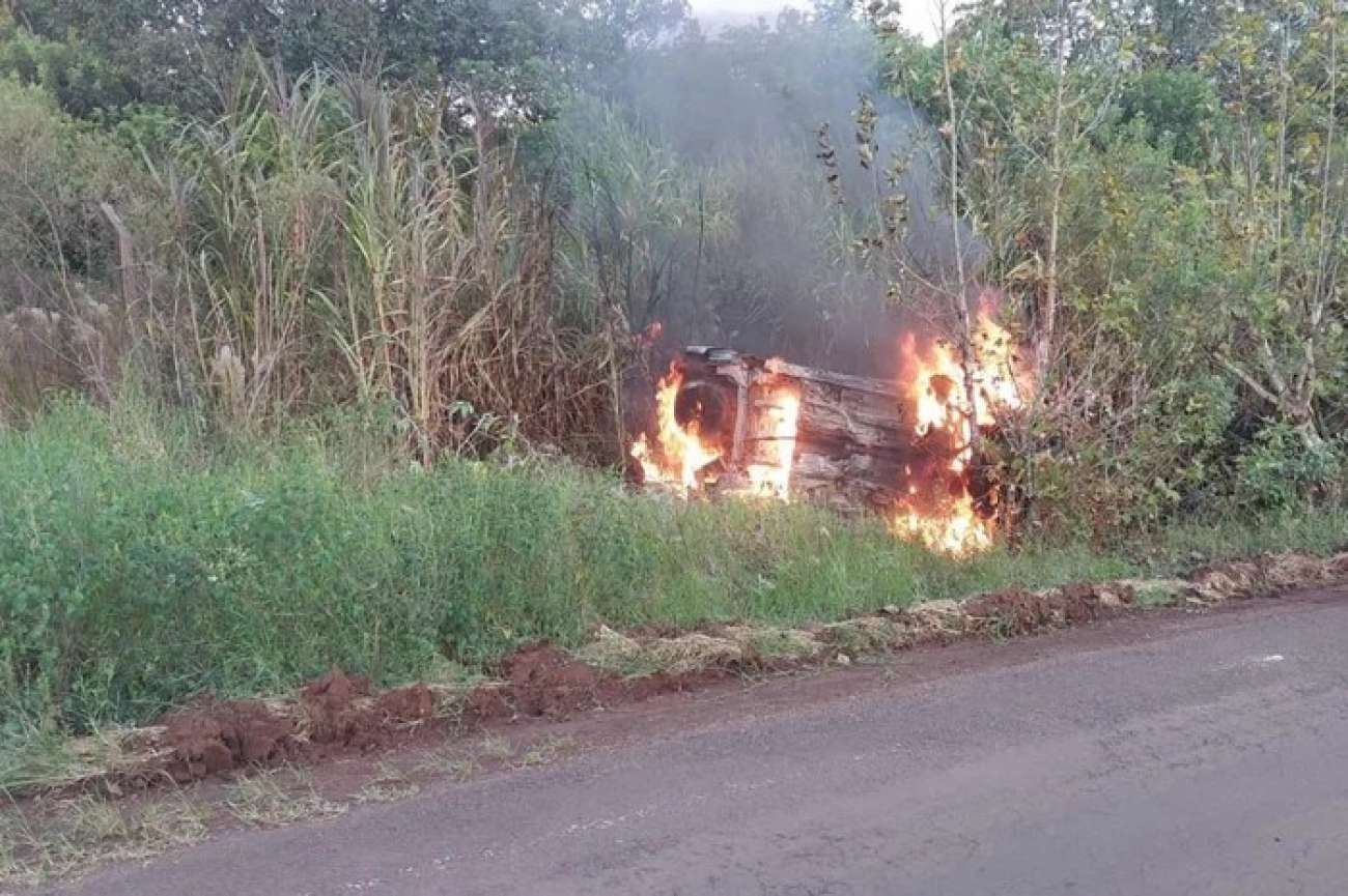 Jovem de 24 anos morre após carro sair da pista e pegar fogo, em Rodeio Bonito