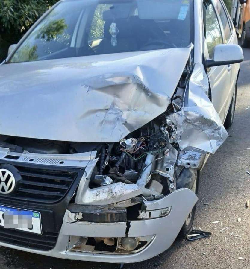 Acidente entre van e carro deixa passageiro ferido na ERS-135