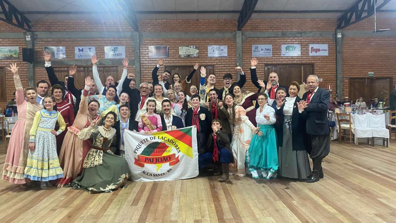 Jovens de Água Santa representam a 7ª RT no Entrevero Cultural de Peões do RS