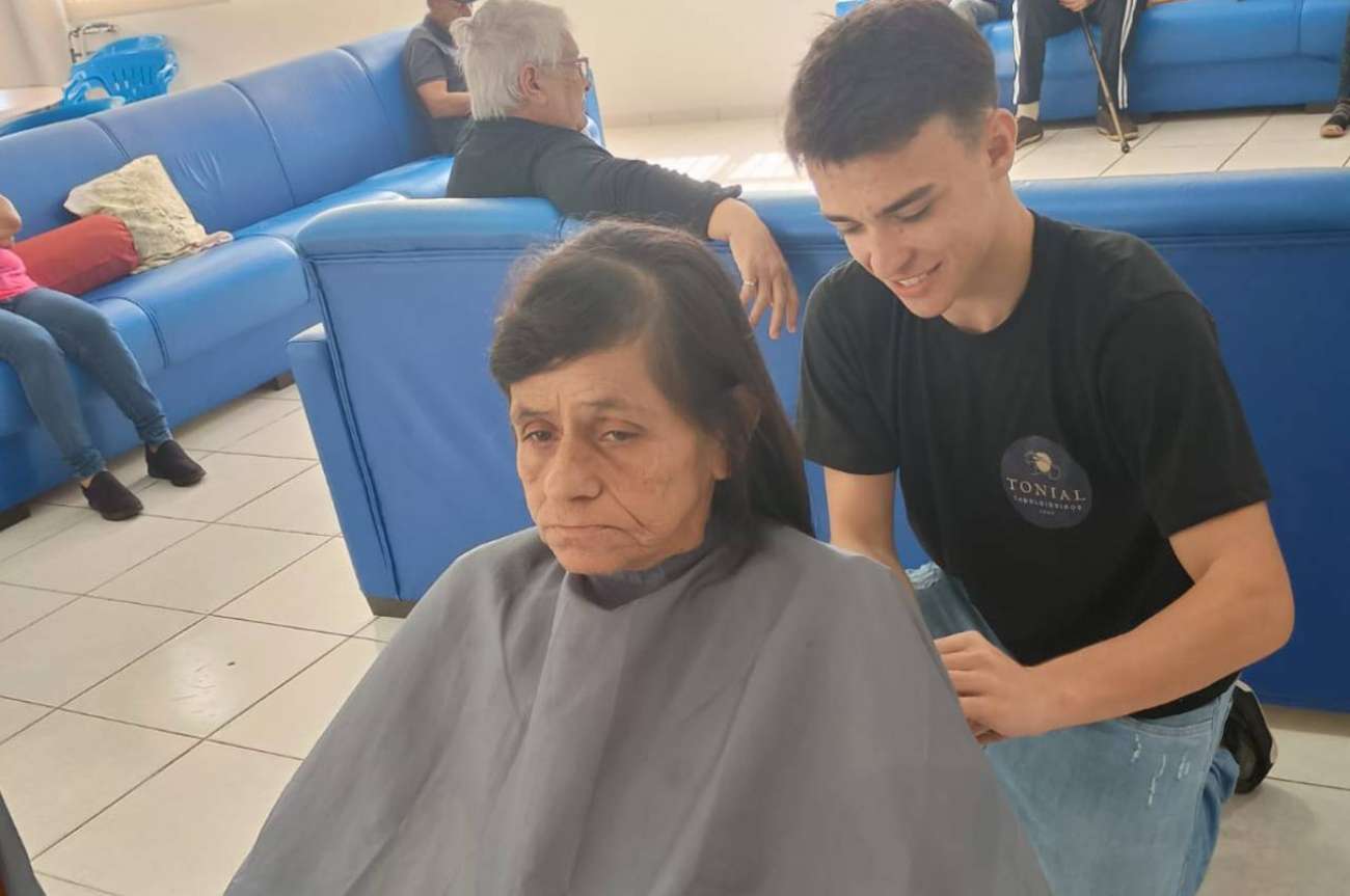 Voluntariado leva corte de cabelo gratuito aos idosos na Casa de Convivência Dona Verônica