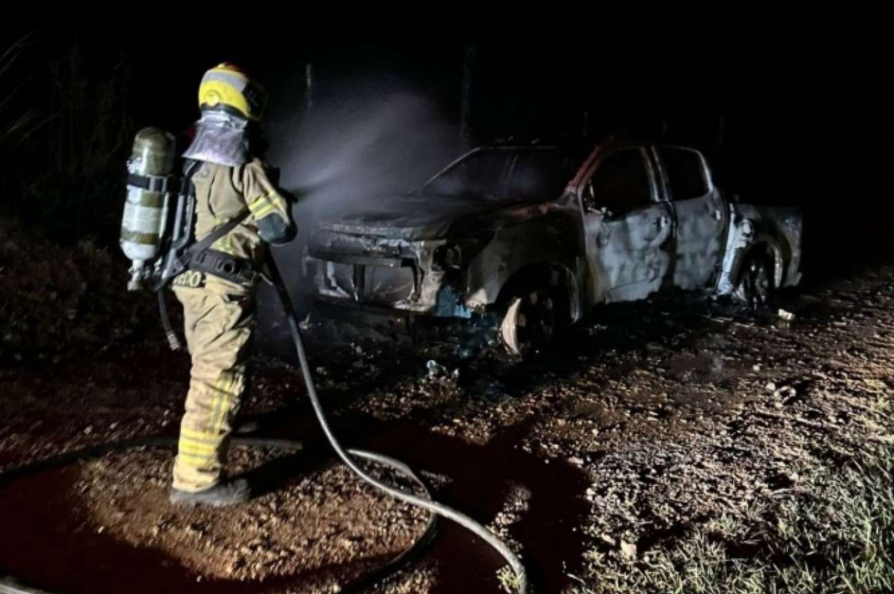 Incêndio destrói caminhonete na área rural de Caseiros